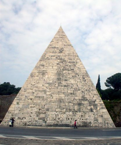 Totaalbeeld van de Piramide van Cestius