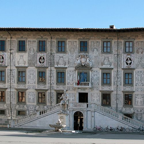 Voorkant van de Universiteit van Pisa