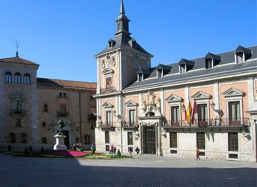 Gebouw langs de Plaza de la Villa