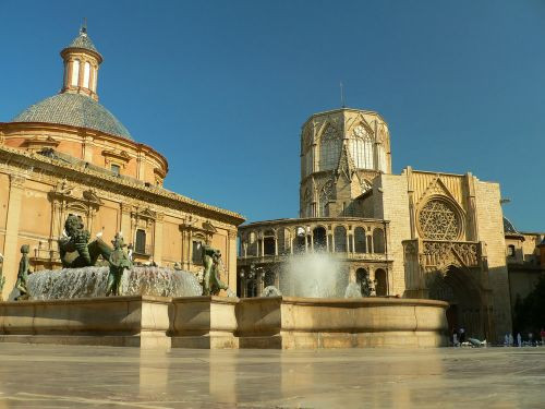 Gebouwen langs de Plaza de la Virgen