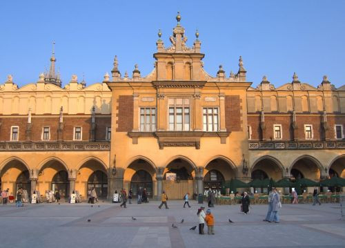 Voorkant van de Lakenhallen