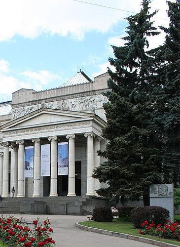 Bomen aan het Poesjkinmuseum