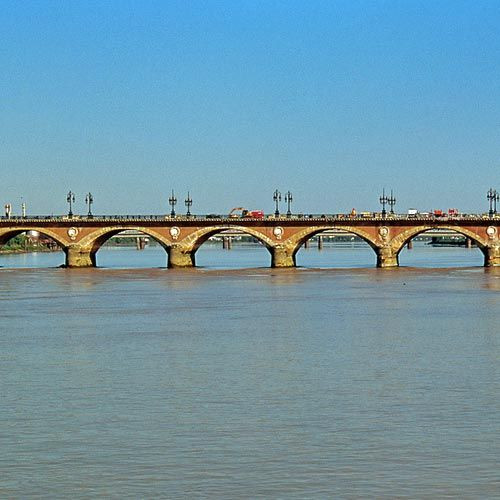 Zicht op de Pont de Pierre