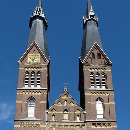 De twee torens van de Posthoornkerk