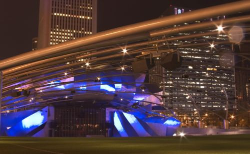 Het Pritzker Pavillion bij nacht