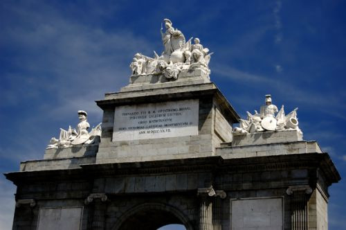 Beelden op de Puerta de Toledo