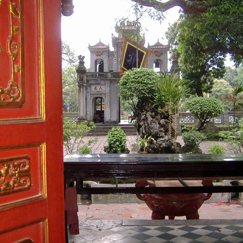 Zicht vanuit de Quan Thanh Tempel