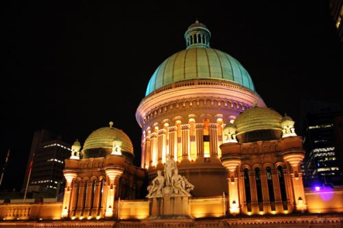 Nachtbeeld rond het Queen Victoria Building