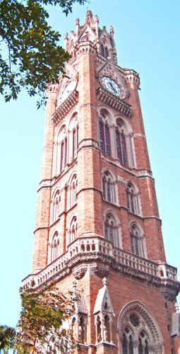 Onder aan de Rajabai Tower