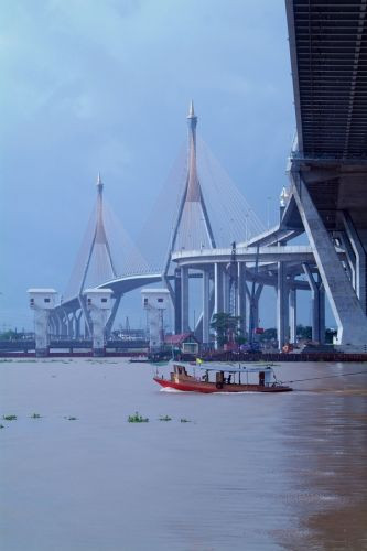 Vergezicht van de Rama VIII Brug