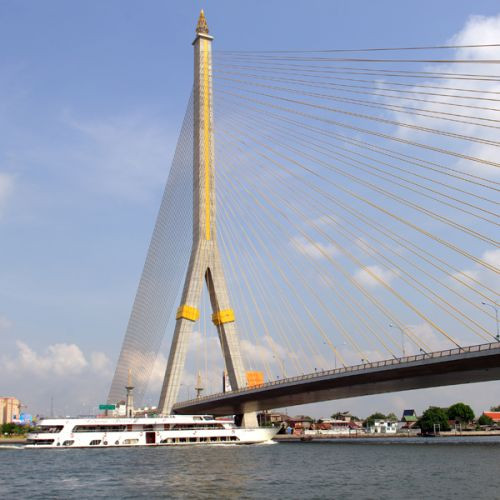 Zicht op de Rama VIII brug
