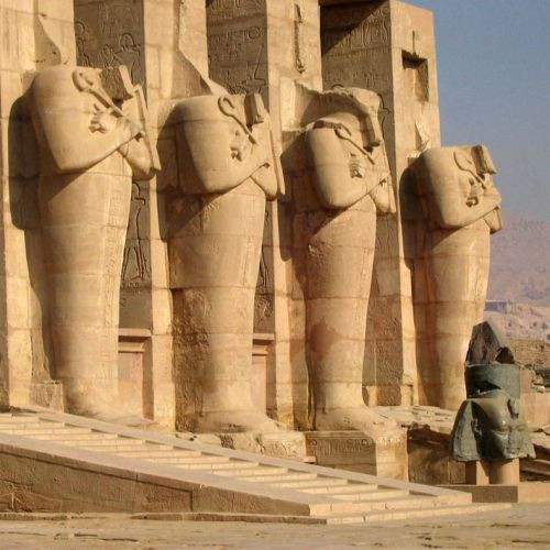 Beelden aan het Ramesseum