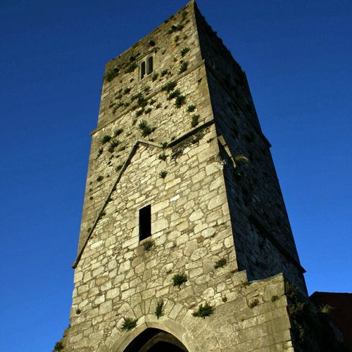 Onder aan Red Abbey Tower