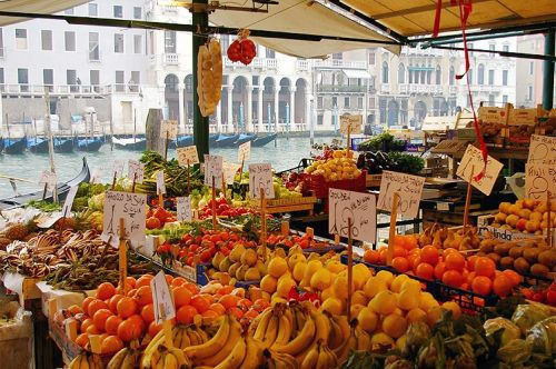 Markt aan de kanalen van Venetië