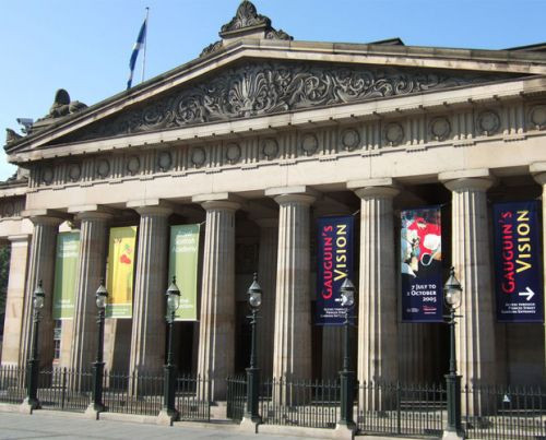 Zicht op de Royal Scottish Academy