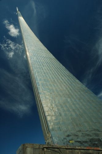 Aan de voet van het Monument voor de Veroveraars van de Ruimte