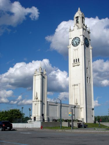 Totaalbeeld van de Sailors Memorial Clock Tower