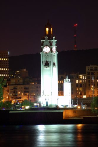 Nachtbeeld op de Sailors Memorial Clock Tower