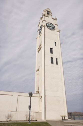 Onder aan de Sailors Memorial Clock Tower
