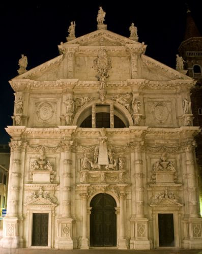 Nachtbeeld van de San Moisè-kerk
