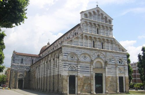 Overzicht van een kerk in Pisa