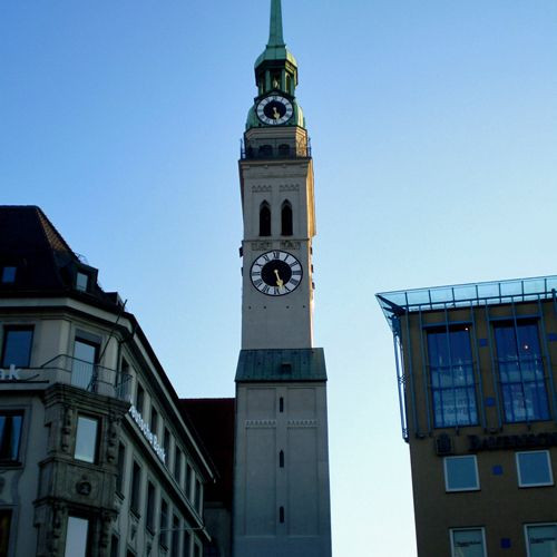 Klok op de Sankt Peter Kirche