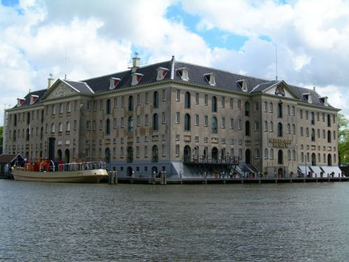 Scheepvaartmuseum van over het water gezien
