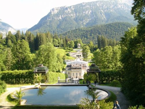 Vergezicht op het Schloss Linderhof