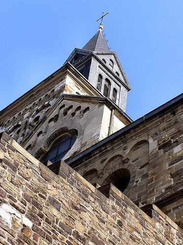 Onder aan de Sint Servaas-Basiliek