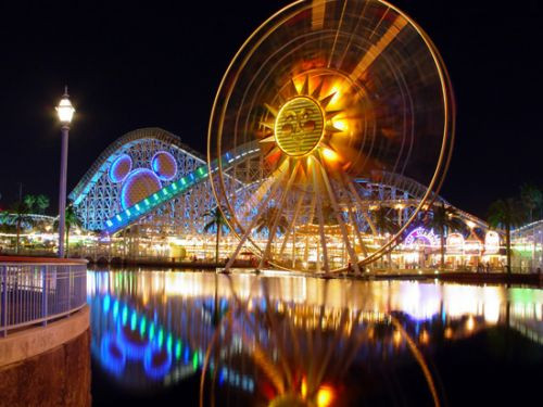 Nachtbeeld van Disneyland