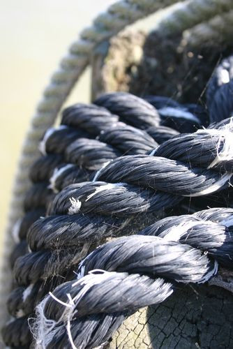 Stukken touw bij het Scheepvaartmuseum