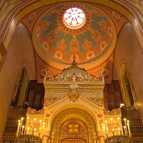 Binnen in de grote Synagoge