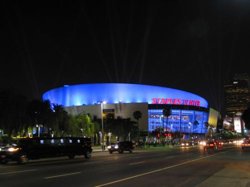 Nachtbeeld van het Staples Center