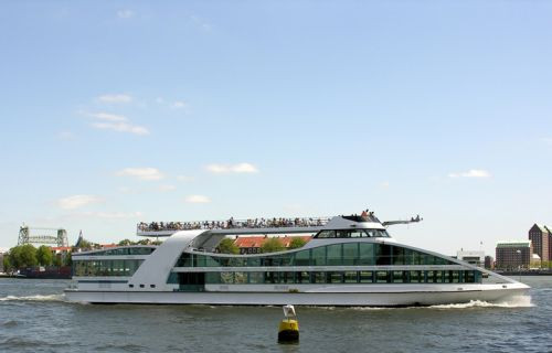 Toeristen in de haven van Rotterdam