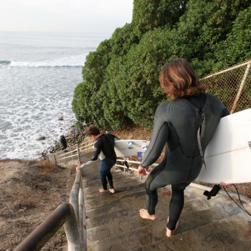 Surfers aan 1000 Steps Beach