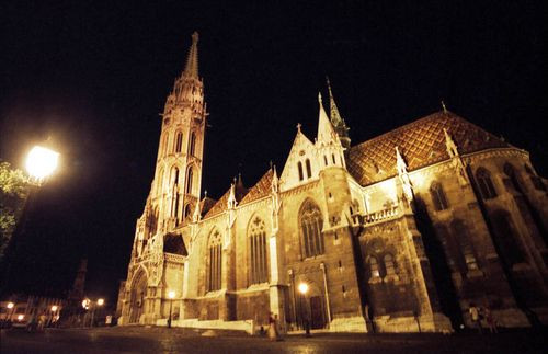 Matthiaskerk bij nacht
