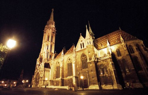 Matthiaskerk bij nacht