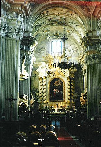 Binnen in de Sint Anna-kerk