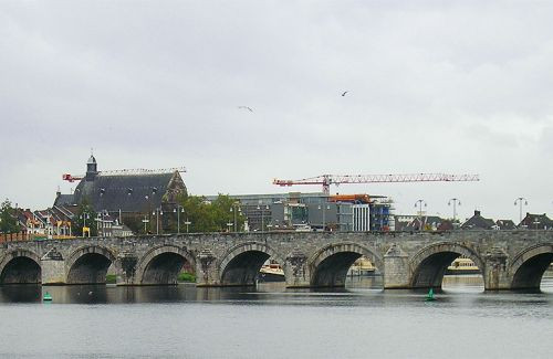 Zijaanzicht van de Sint-Servaasbrug
