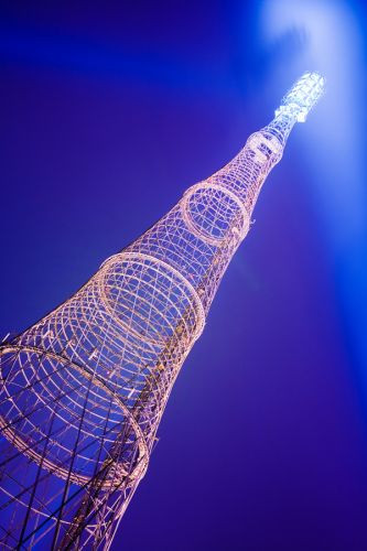 Onder aan de Sjoechovtoren