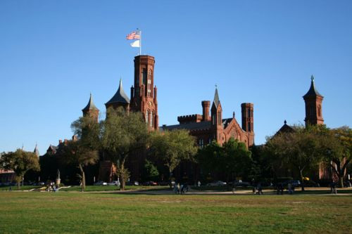 Zijaanzicht van het Smithsonian Castle