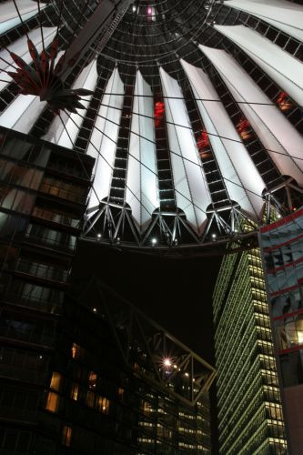 Sony Center bij nacht