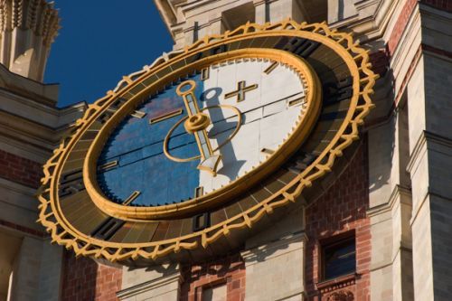 Klok op de Staatsuniversiteit van Moskou