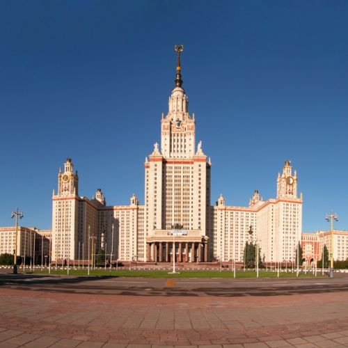 Voorkant van de Staatsuniversiteit van Moskou