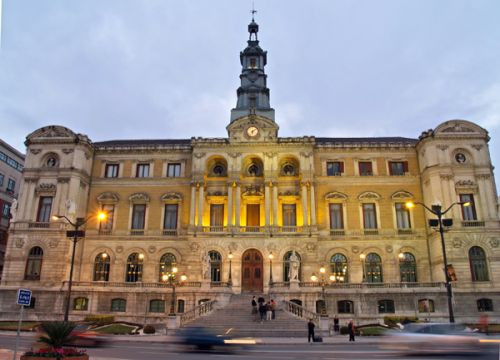 Vooraanzicht van het Stadhuis van Bilbao