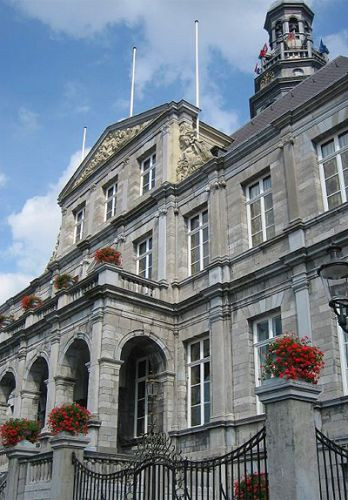 Zijaanzicht van het Stadhuis van Maastricht