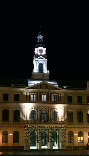 Nachtbeeld van het Stadhuis van Riga