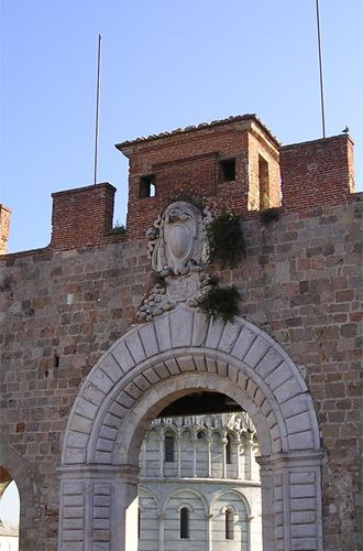 Poort in de Stadsmuren van Pisa