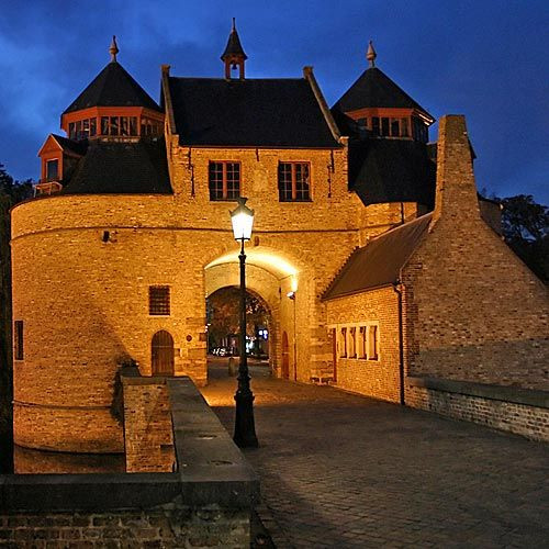 Brugse stadspoorten bij avond