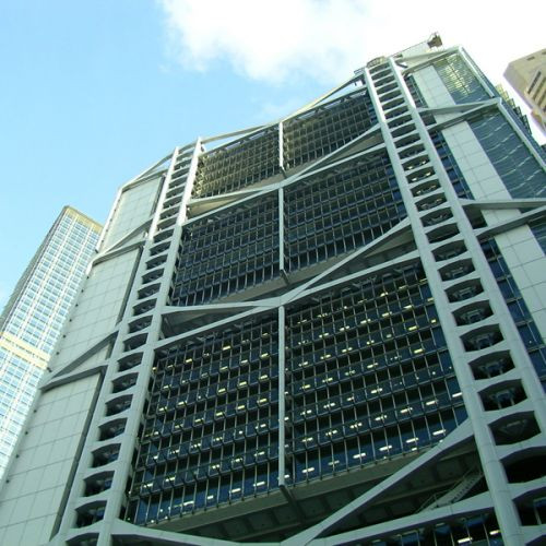 Onder aan het Standard Chartered Bank Building